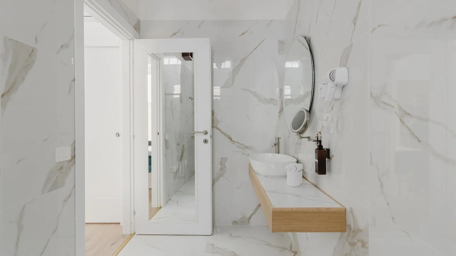 New Elegance Suites Guesthouse Oristano 0*,  Italia